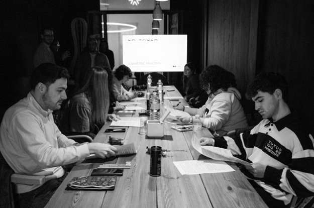 Jóvenes diseñadores durante el proceso creativo