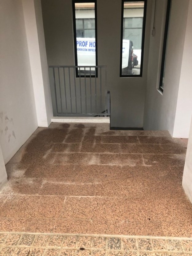 Acceso al parking de La Rosaleda limpio