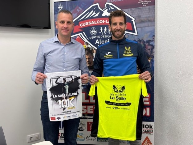 Alberto Belda con el cartel de la prueba y Àlex Olcina con la camiseta que regalarán