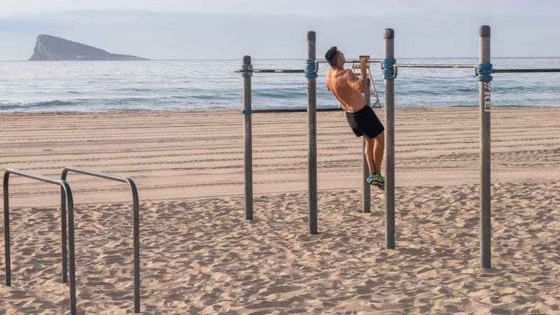 Usuario de la zona de calistenia de Poniente.