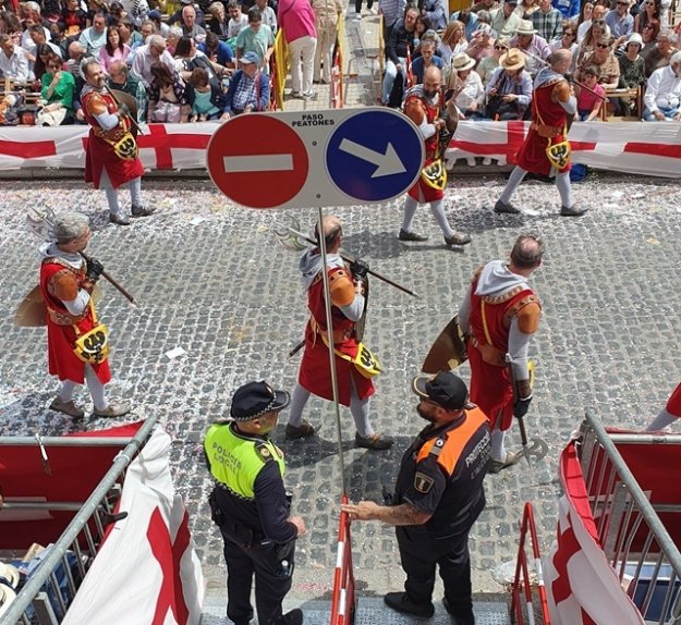 Protección Civil y Policía Local controlan un paso en Fiestas