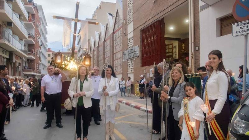La Cruz sale en procesión.